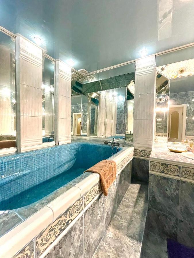 Great One Bed Right Near Opera House Lägenhet Kiev Exteriör bild