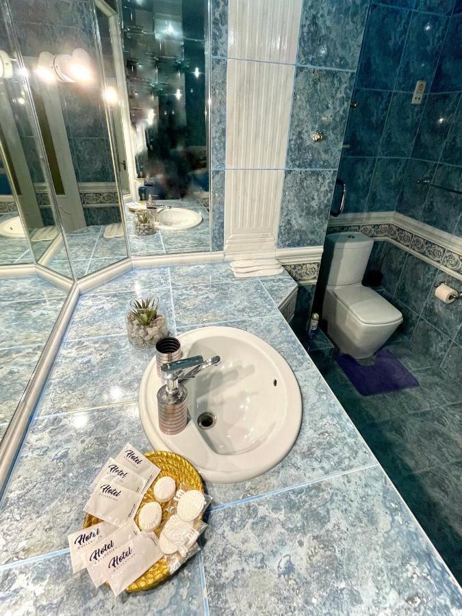 Great One Bed Right Near Opera House Lägenhet Kiev Exteriör bild